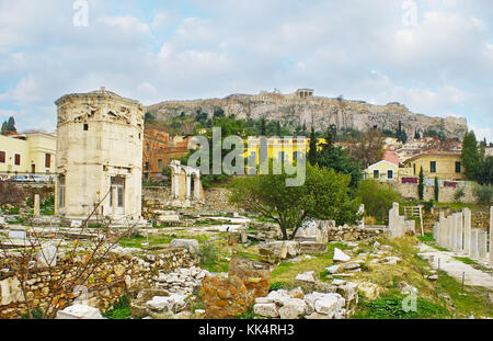 Die antiken Turm der Winde in Archäologische Stätte der römischen Agora, gelegen neben der Akropolis, auf Hintergrund, Athen, Griechenland. Stockfoto
