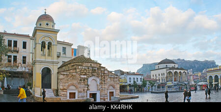 Athen, Griechenland - 31. Dezember 2011: Panorama der Monastiraki Platz mit Blick auf Saint Mary pantanassa Kirche und Hadrian's Bibliothek (tzistarakis mosq Stockfoto