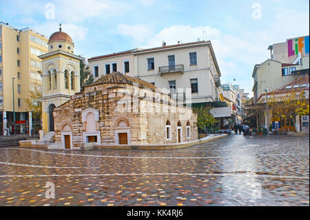 Athen, Griechenland - 31. Dezember 2011: Monastiraki Platz mit seinem Wahrzeichen - die Kirche der Heiligen Maria pantanassa von Touristen Läden umgeben und Stockfoto