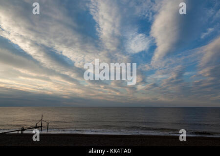 Abend am Strand weybourne, zeigt ein Rohr in das Meer, Norfolk, Großbritannien Stockfoto