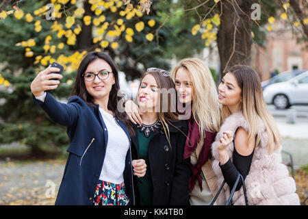 Gruppe von vier Freundinnen ein selfie in der Stadt Stockfoto