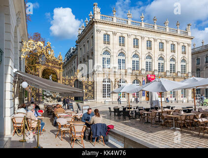 Straßencafé vor dem Opernhaus, Place Stanislas, Nancy, Lothringen, Frankreich Stockfoto