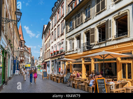 Cafés und Geschäfte in der historischen Altstadt, Straßburg, Elsass, Frankreich Stockfoto