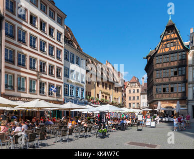 Straßencafés in Place de la Cathedrale, Straßburg, Elsass, Frankreich Stockfoto