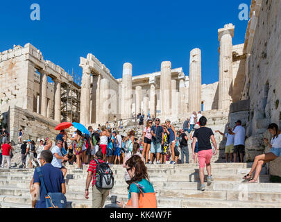 Massen von Touristen auf die Schritte, die bis zu den Propyläen der Akropolis, Athen, Griechenland Stockfoto