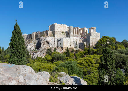 Blick auf die Akropolis vom Areopag Hügel mit den Propyläen in den Vordergrund, Athen, Griechenland Stockfoto