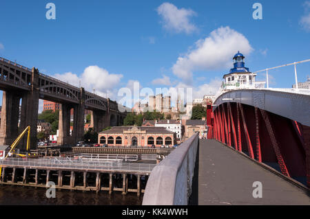 Blick auf den historischen Newcastle Keep von der Swing Brücke auf der Gateshead Seite des Flusses Tyne, im Nordosten Englands. Stockfoto