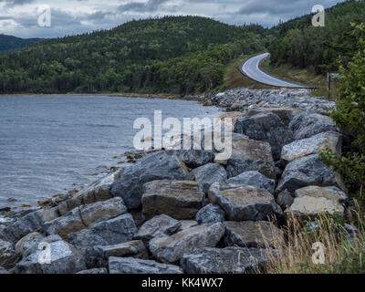 Highway 430, der Viking Trail, entlang der östlichen Arm von Bonne Bay, Gros Morne National Park, Neufundland, Kanada. Stockfoto