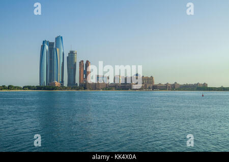 Abu Dabi, Vereinigte Arabische Emirate, 15.11.2015 Skylines und Stadt. sonnigen Tag in Stadt-, Wasser- und Gebäuden. Es ist ein Reisen Foto. Stockfoto