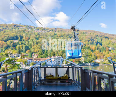 Stresa, Piemont, Italien, 27. Oktober 2016. Die Seilbahn von der Seepromenade in Stresa, mottarone, Italien hat kürzlich, nach Renovierung, wiedereröffnet. Stockfoto