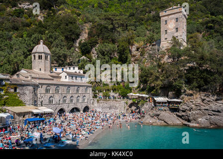 PORTOFINO, ITALIEN - 30. APRIL 2017: Überfüllter Strand vor der Abtei San Fruttuoso an einem sonnigen Nachmittag Stockfoto