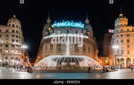 GENUA, ITALIEN - 25. JULI 2017: Nächtlicher Blick auf die Piazza de Ferrari, den Hauptplatz von Genua; der große Brunnen im Zentrum ist eines der Wahrzeichen der Stadt, A Stockfoto