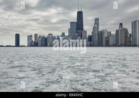 Skyline von Chicago an einem bewölkten Tag im Winter, Eis Scherben im Vordergrund. Stockfoto