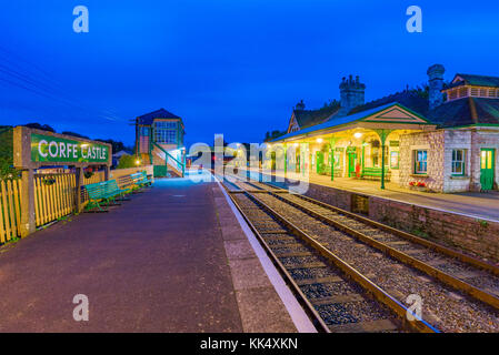 Corfe, Großbritannien - 08 September: Dies ist ein abendlicher Blick der Corfe Castle Bahnhof traditionelle mittelalterliche Architektur auf September 08, 2 Stockfoto