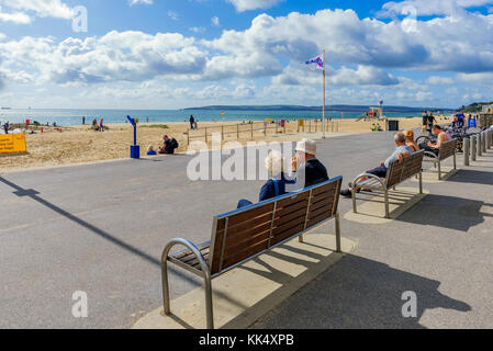 Bournemouth, Großbritannien - 09 September: Menschen verlegen und entspannen in der britischen Küstenstadt Bournemouth an einem sonnigen Tag am September 09, 2017 Stockfoto