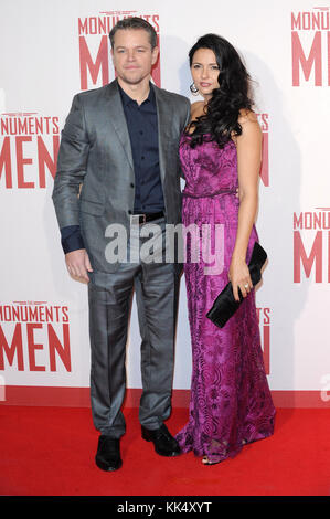 Matt Damon und Luciana Barroso teilnehmen der BRITISCHEN Premiere des Monuments Men im Odeon Leicester Square in London. 11. Februar 2014 © Paul Treadway Stockfoto