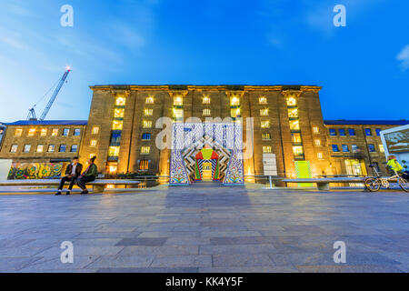 London, Großbritannien - 23 September: Dies ist eine Nacht Blick auf Central Saint Martins Universität, ein berühmter Kunst Universität im Kings Cross Bereich auf s Stockfoto