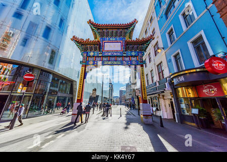 LONDON, GROSSBRITANNIEN, Oktober 06: Dies ist ein Blick auf einen Eingang zu Chinatown, das ist ein beliebtes Reiseziel am Oktober 06, 2017 Stockfoto