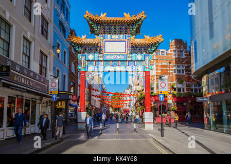 London, Großbritannien, Oktober 06: Dies ist ein Blick auf einen Eingang zu Chinatown, das ist ein beliebtes Reiseziel am Oktober 06, 2017 Stockfoto