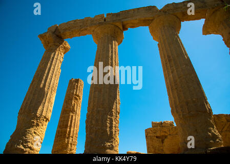 Ruinen des Tempels von Juno im Tal der Tempel in Agrigento, Sizilien, Italien Stockfoto