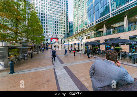 London, Großbritannien - 07 Oktober: Dies ist reuters Plaza, einem geschäftigen Cafe und Restaurant Bereich in der Canary Wharf Financial District am 07. Oktober 2017 Stockfoto