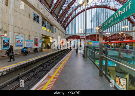 London, Großbritannien - 07 Oktober: Dies ist Canary Wharf station Docklands Light Railway Plattform am 07. Oktober 2017 in London. Stockfoto