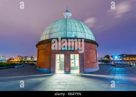 Greenwich foot Tunnel Eingang in der Nacht in London Stockfoto