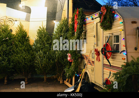 Der Lincoln Square kleinen Nachbarschaft Weihnachtsbaum viele hat, die Bewohner der nördlichen Seite Chicago Nachbarschaft für viele Jahre. Stockfoto