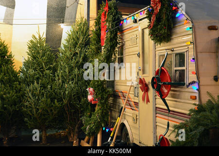 Der Lincoln Square kleinen Nachbarschaft Weihnachtsbaum viele hat, die Bewohner der nördlichen Seite Chicago Nachbarschaft für viele Jahre. Stockfoto