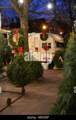 Der Lincoln Square kleinen Nachbarschaft Weihnachtsbaum viele hat, die Bewohner der nördlichen Seite Chicago Nachbarschaft für viele Jahre. Stockfoto