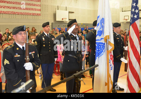 Soldaten der Firma A, 502Nd 201st Military Intelligence Battalion, Expeditionary Military Intelligence Brigade begrüssen die Nationalen Farben am Veterans Day Zeremonie an Voyager Grundschule statt, in Gig Harbor, Washington, November 9, 2017. Die 201St EMIB unterstützt die Gig Harbor Veterans Day Aktivitäten, um das Bewusstsein und die Wertschätzung der militärischen Veteranen zu erhöhen. (U.S. Armee Foto: Staff Sgt. Chris McCullough) Stockfoto