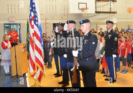 Soldaten der Firma A, 502Nd 201st Military Intelligence Battalion, Expeditionary Military Intelligence Brigade begrüssen die Nationalen Farben am Veterans Day Zeremonie an Voyager Grundschule statt, in Gig Harbor, Washington, November 9, 2017. Die 201St EMIB unterstützt die Gig Harbor Veterans Day Aktivitäten, um das Bewusstsein und die Wertschätzung der militärischen Veteranen zu erhöhen. (U.S. Armee Foto: Staff Sgt. Chris McCullough) Stockfoto