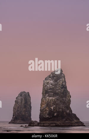 Haystack Rock bei Sonnenaufgang auf Cannon Beach Stockfoto