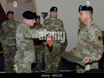 Oberstleutnant Aaron Neal, Commander, 7227Th Medical Support Unit, fällen die Farben der Einheit während einer Übertragung der Autorität Zeremonie, 9. November 2017 in Landstuhl Regional Medical Center, Deutschland. (U.S. Armee Foto von visuellen Informationen Spezialist Elisabeth Paque/Freigegeben) Stockfoto