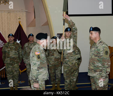 Oberstleutnant Aaron Neal, Commander, 7227Th Medical Support Unit und Sgt. Maj. Tschad Dykeman, 7227Th Medical Support Unit, Gehäuse Farben der Einheit während einer Übertragung der Autorität Zeremonie, 9. November 2017 in Landstuhl Regional Medical Center, Deutschland. (U.S. Armee Foto von visuellen Informationen Spezialist Elisabeth Paque/Freigegeben) Stockfoto