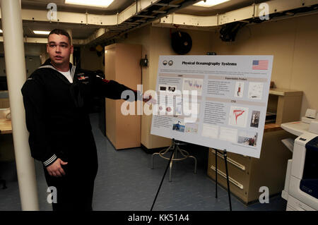 NORFOLK, Virginia (Nov. 8, 2017) --Aerographer Mate 1. Klasse Loren Springer beantwortet Fragen zu oceanographic survey Operationen an Bord USNS Maury. Ozeanograph der Marine und Oberbefehlshaber der Marine Meteorologie und Ozeanographie "Adm. John DAFFY und Commander, Military Sealift Command hinten Adm. Dee Mewbourne gemeinsam eine Tour an Bord USNS Maury (T-AGS 66) bei Norfolk Naval Base. Besatzungsmitglieder der T-AGS 66, ein Marine Pathfinder-Klasse oceanographic survey Schiff, vor kurzem seine erste Umfrage. Die Tour wurde von Senior Leadership von Naval Informationen Kräfte, US-Flotte sorgte für Stockfoto