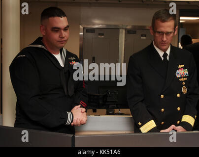 NORFOLK, Virginia (Nov. 8, 2017) --Aerographer Mate 1. Klasse Loren Springer (links) bespricht Operationen an Bord der USNS Maury Brücke mit Ozeanographen der Marine und Oberbefehlshaber der Marine Meteorologie und Ozeanographie Befehl hintere Adm-Umfrage. John okon (rechts). Daffy und Commander, Military Sealift Command hinten Adm. Dee Mewbourne gemeinsam eine Tour an Bord USNS Maury (T-AGS 66) bei Norfolk Naval Base. Besatzungsmitglieder der T-AGS 66, ein Marine Pathfinder-Klasse oceanographic survey Schiff, vor kurzem seine erste Umfrage. Die Tour wurde von Senior Leadership von Naval Informationen Kräfte, US-Flotte besucht Stockfoto