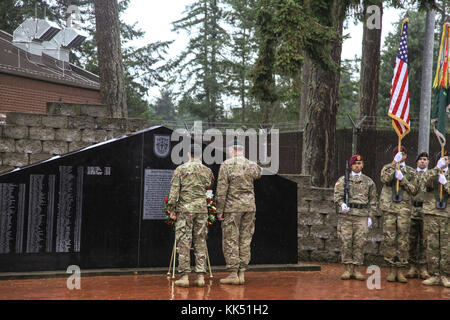 COL Steven Johnson, Stellvertretender Kommandierender Offizier der 1st Special Forces Group (Airborne) und Befehl Sgt. Maj Daniel Orosco ein Gruß machen Nach einer Kranzniederlegung am 1 SFG (A) Mauer der Erinnerung, während eines Veterans Day Zeremonie am Joint Base Lewis-McChord, WA., 9. November 2017. Seit seiner Einweihung im April 2004, die Mauer der Erinnerung und der Plaza hat sich bewährt als Symbol für Amerikas Anerkennung und Ehre des 1 SFG (A). (U.S. Armee Foto von Sgt. Wes Conroy/Freigegeben). Stockfoto