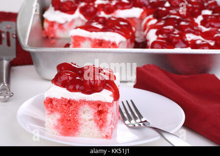 Stück Kirschtorte mit Sahne auffüllen und Kirschen auf einer Platte Stockfoto