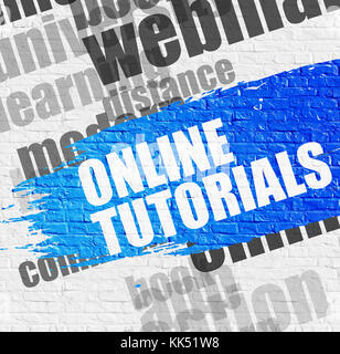 Online Tutorials auf weiße Wand. Stockfoto