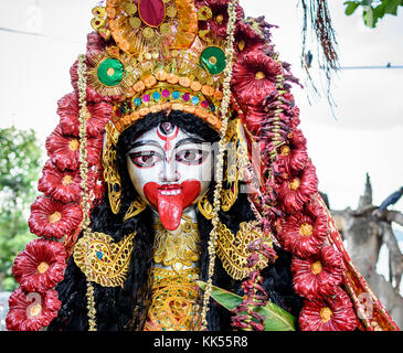 Nahaufnahme der hinduistischen Göttin Kali mit Ornamenten und Blumen verziert. Stockfoto