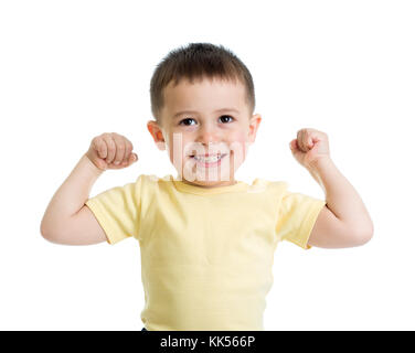 Portrait von cute kid zeigt die Muskeln seiner Arme, isoliert auf weißem Stockfoto