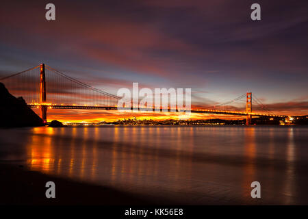 Golden Gate Bridge und der San Francisco im Morgengrauen von Kirby Cove gesehen. Stockfoto