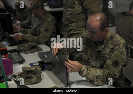 Staff Sgt. Joshua Blanchard, ein multi-channel Transmission Systems Fahrer Betreuer, von der ich Corps Signal Intelligence Sustainment Unternehmen, führt die Instandhaltung auf einem Computer das Gerät wieder an das Netzwerk während einer Warfighter Übung (Wfx) 18-2 im Camp Hovey, Südkorea am 11. November 2017 erhalten. Einzelnen Computer müssen reibungslos läuft, richtig, dass Soldaten ihre Mission während WFX 18-2 und reale Missionen abzuschließen. Stockfoto