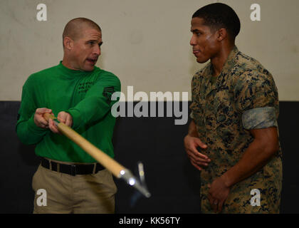 Straße von Malakka (Nov. 4, 2017) US Marine Corps Master Sgt. Doug Mrusek (links), von New Smyrna Beach, Fla., gibt Anweisungen an Cpl. Sheldon Stricklin, von Woodbridge, Virginia während Corporal Führung Schule Ausbildung an Bord der Flugzeugträger USS Nimitz (CVN 68), November 4, 2017, in der Straße von Malakka. Der Nimitz Carrier Strike Group ist auf einem regelmäßigen Einsatz in der Siebten Flotte der Verantwortung zur Unterstützung der Maritime Security Operations und Theater Sicherheit Bemühungen um Zusammenarbeit. (U.S. Marine Foto von Mass Communication Specialist 3. Klasse Cole Schroeder) Stockfoto