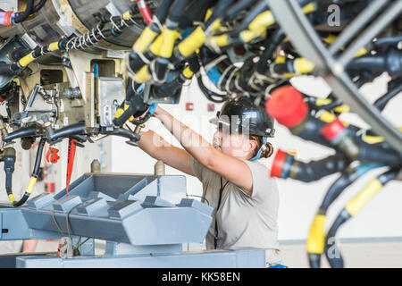 Ein US-Flieger mit den 379 Expeditionary Maintenance Squadron bereitet eine neue konventionelle Rotary Launcher für Transport, damit es auf einer B-52 Stratofortress auf die 69Th Expeditionary Bomb Squadron, Al Udeid Air Base, Katar, Nov. 9, 2017 zugeordnet, die installiert werden sollen. Die CRL-Upgrade wurde zur Unterstützung eines neuen offensive Kampagne in Afghanistan 19.11.2017 verwendet. Der afghanischen nationalen Verteidigungs- und Sicherheitskräfte (ANDSF) und die Vereinigten Staaten Forces-Afghanistan (USFOR-A) wurde eine Reihe von anhaltenden Angriffe der Taliban, wo sie besonders anfällig sind, zu schlagen: ihre Einnahmequellen. Zusammen, afghanische und US-f Stockfoto