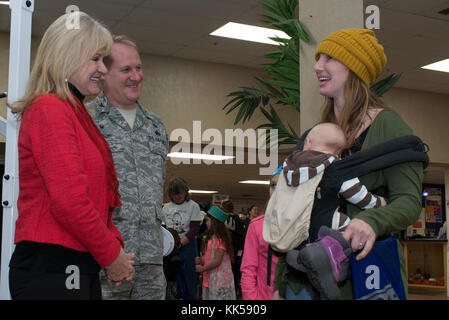 First Lady von Alaska, Donna Walker, grüßt ein Mitglied der bewaffneten Services YMCA, der im Monat der militärischen Familie Feier in der Arktis Oase auf gemeinsamer Basis Elmendorf-Richardson, Alaska, Nov. 11, 2017. Walker wurde hier die erste Dame Melania Trump während ihres Besuchs in JBER. Stockfoto