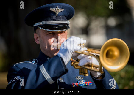 Ein Mitglied der US Pacific Air Kräfte Band spielt Tippt während eines Veterans Day Zeremonie, November 10, 2017, Yokota Air Base, Japan. Taps ist ein trompetensignal ursprünglich verwendet, um die Lichter aus, um zu signalisieren, ist aber jetzt während der verschiedenen militärischen Zeremonien gespielt. (U.S. Air Force Foto von älteren Flieger Donald Hudson) Stockfoto