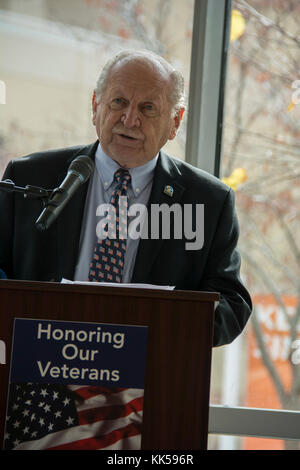 Len Augustinus, Bürgermeister von Vacaville Calif. spricht bei einer Veterans Day Event 10. November 2017, in der Kaiser Permanente Vacaville Medical Center Vacaville, CA. Augustinus ist ein pensionierter US Air Force Colonel, der Kommandant der 29 Luftbrücke Flügel wurde am Andrews AFB, Md. Stockfoto