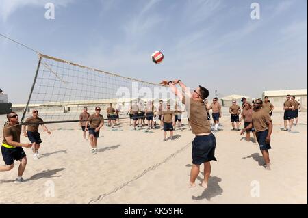 Seabees, die dem Naval Mobile Construction Battalion NMCB 11 zugeteilt sind, spielen im Camp Leatherneck ein Volleyballspiel im Rahmen einer Over-the-Bup-Feier, um den Übergang des Bataillons auf halbem Weg zu erkennen, in der Provinz Helmand, Afghanistan, 2012. Bild mit freundlicher Genehmigung von Mass Communication Specialist 1st Class Jonathan Carmichael/US Navy. Stockfoto